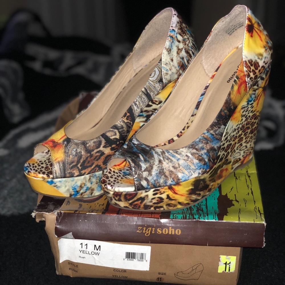 Peep toe wedge pump